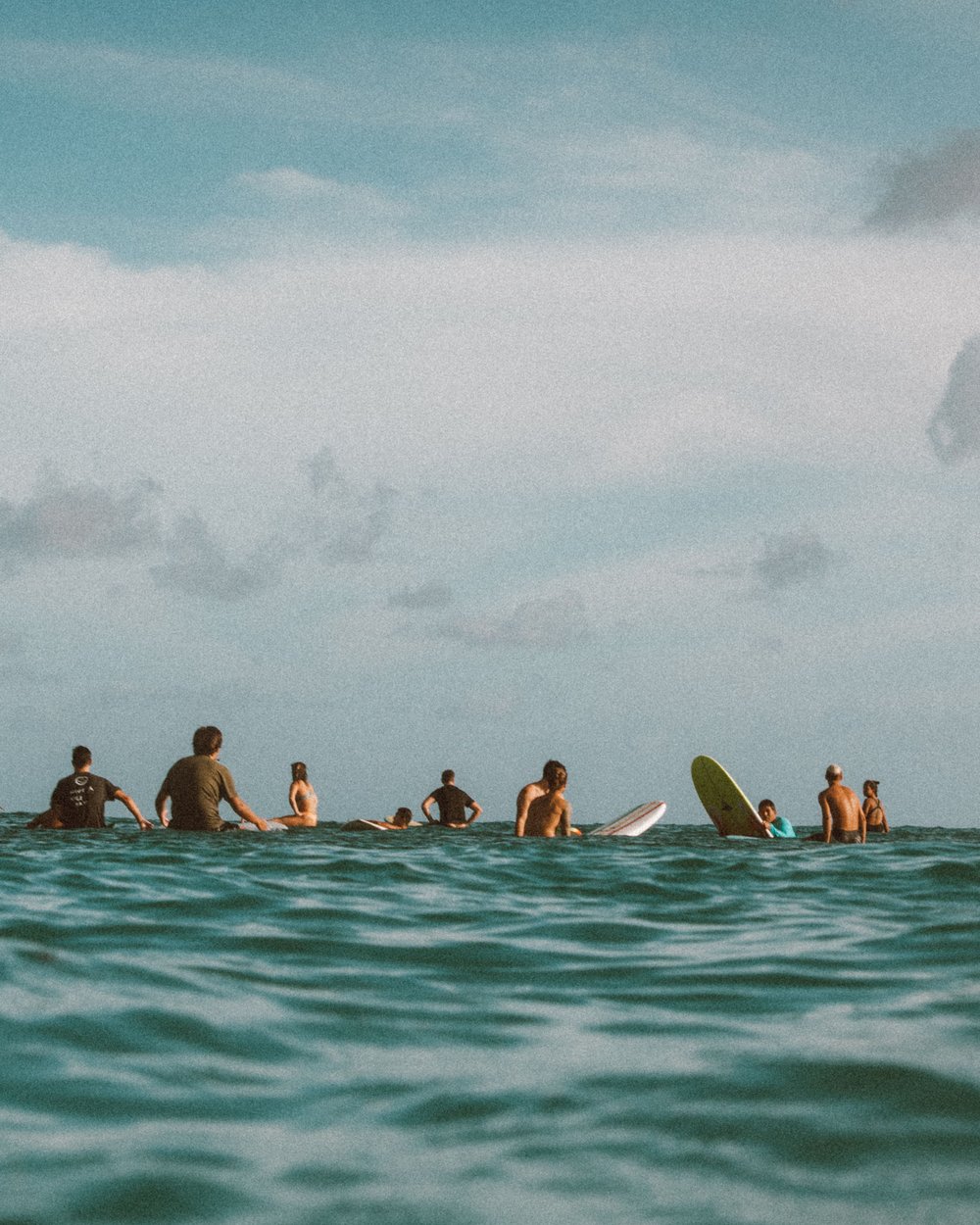 Surfistas compartiendo un rato en el mar, imagen del archivo de marca de Palmito
